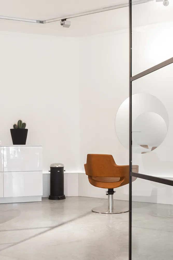 Lichte en uitnodigende interieurfoto van een salon, met focus op ruimte en comfort, perfect voor het uitlichten van een ontspannen sfeer.