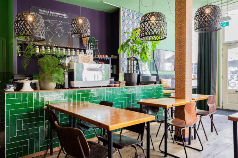 Professionele interieurfotografie van een modern restaurant met een stijlvolle inrichting en gedempte verlichting.