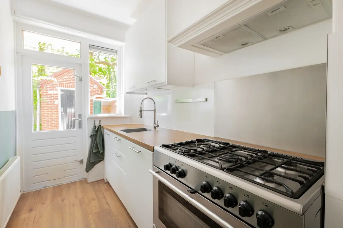 Lege keuken met kale werkbladen