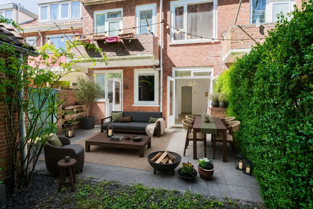 Hetzelfde terras digitaal ingericht met loungeset, eettafel en beplanting
