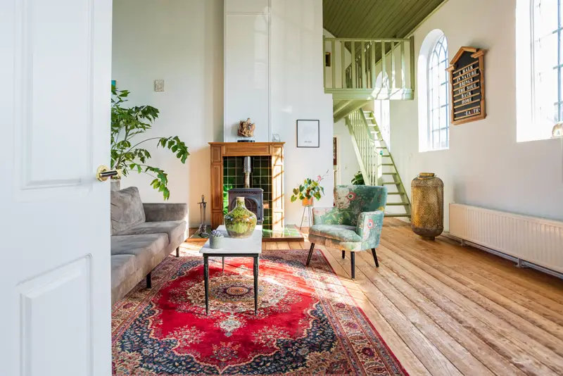 Woonkamer van een kerkgebouw als woonhuis in Groningen