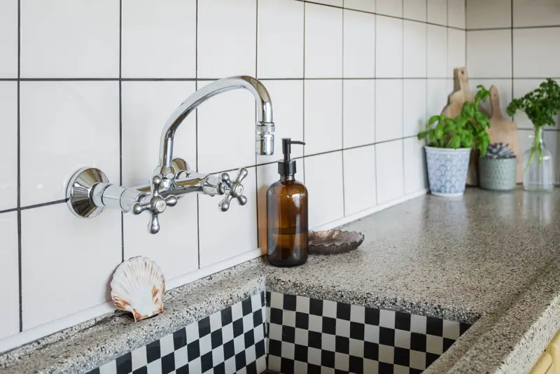 Buitenruimte van een kerkgebouw als woonhuis in Groningen