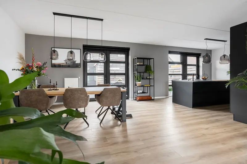 Vastgoedfotografie van een modern woonhuis met open keuken
