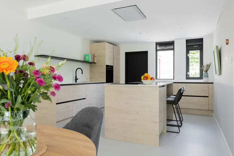 Vastgoedfotografie van een lichte keuken in een vrijstaande woning